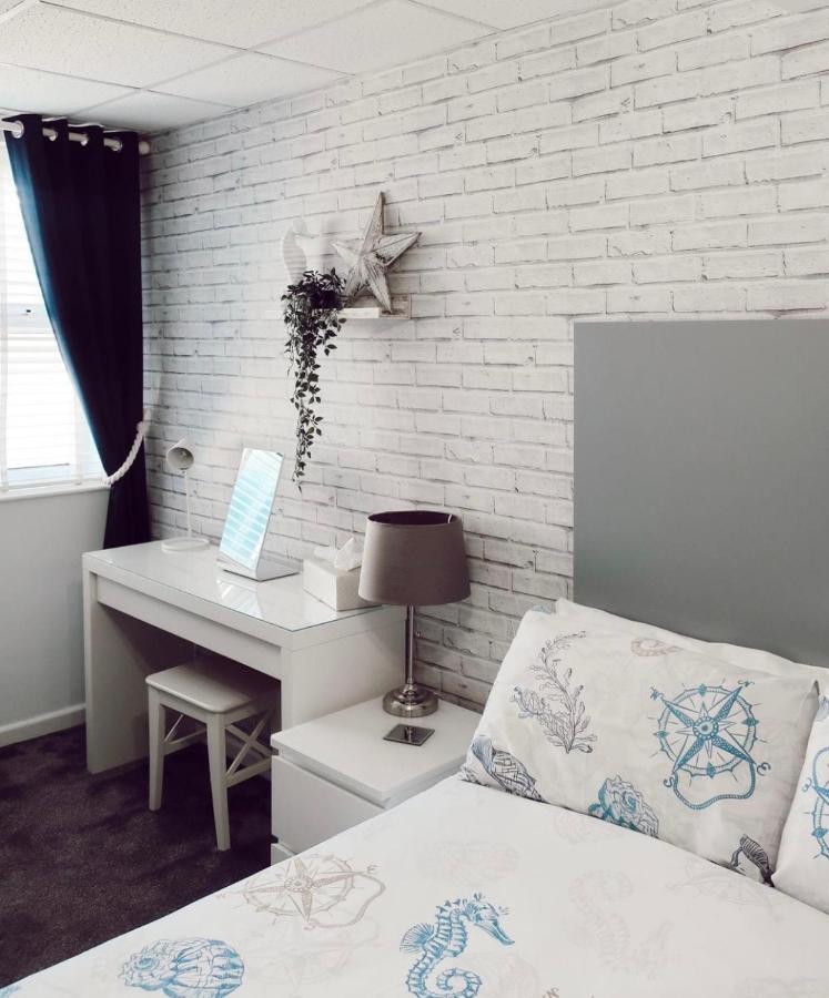 By The Seaside Bed and Breakfast Blackpool Exteriör bild