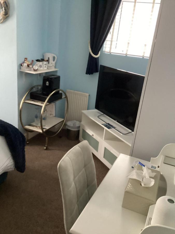 By The Seaside Bed and Breakfast Blackpool Exteriör bild